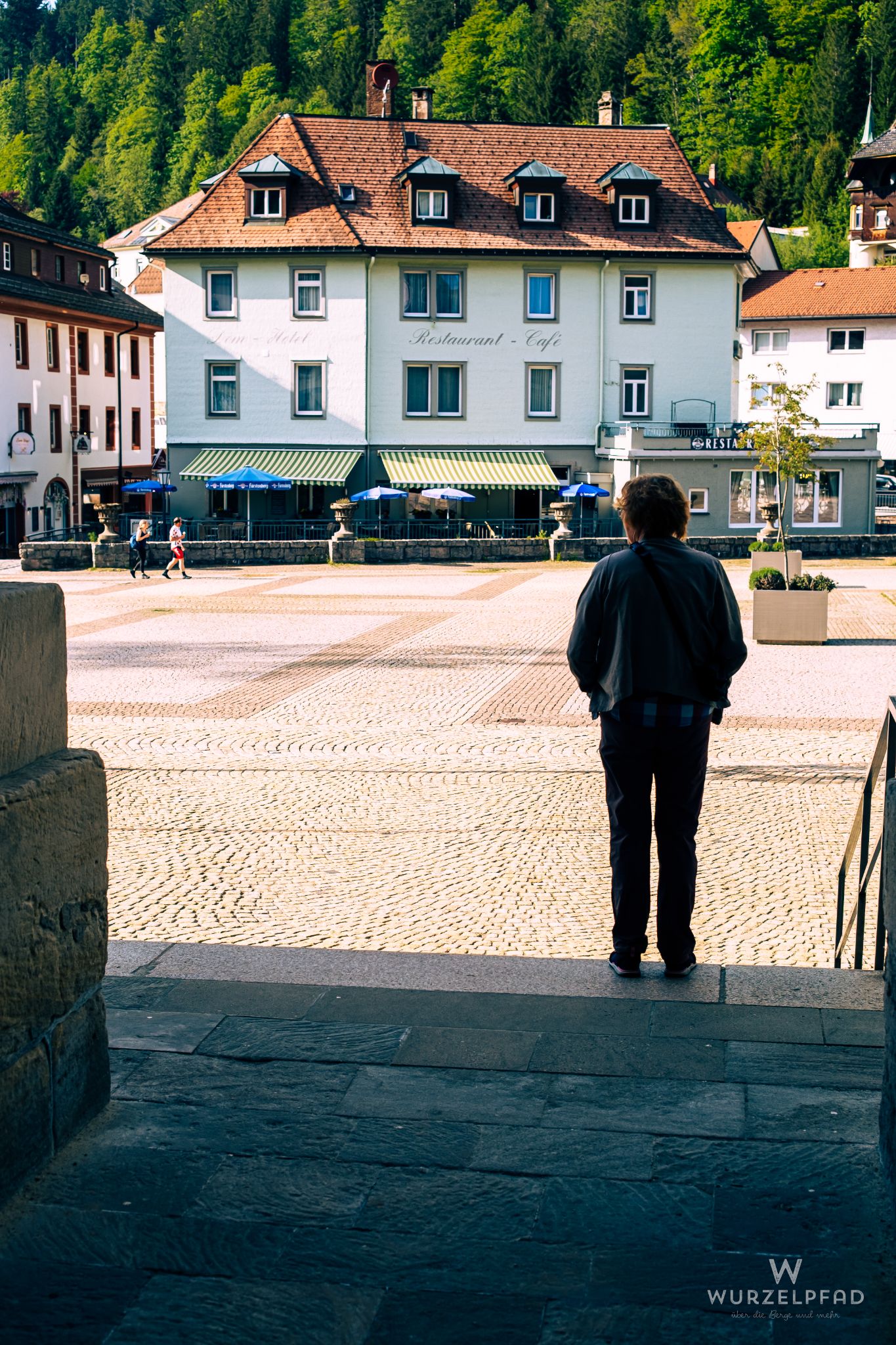 Blick über die Domplatte auf das Hotel